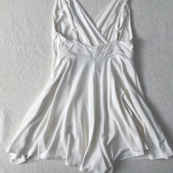 Urban Outfitters Kimchi Blue Size Small White Romper Flirty Girly Wrap Style - Picture 10 of 14